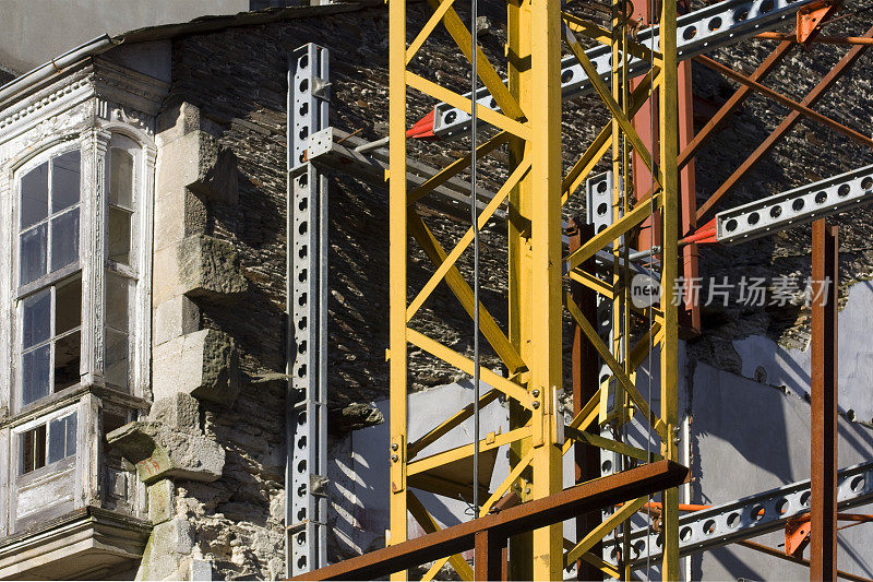 Galería, restoring construction site, metal girders, construction crane.